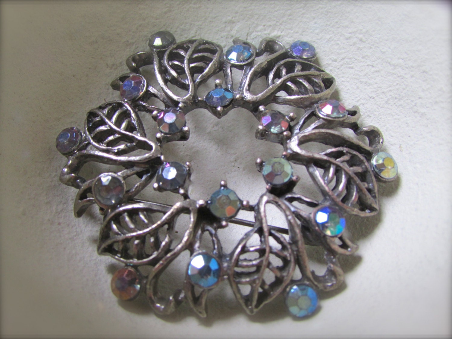 Vintage Silber Blatt Und Strass Kranz Anstecknadel von VeryVintageFinds