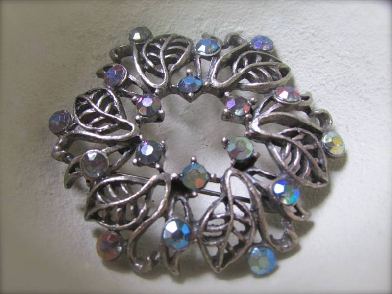 Vintage Silber Blatt Und Strass Kranz Anstecknadel von VeryVintageFinds