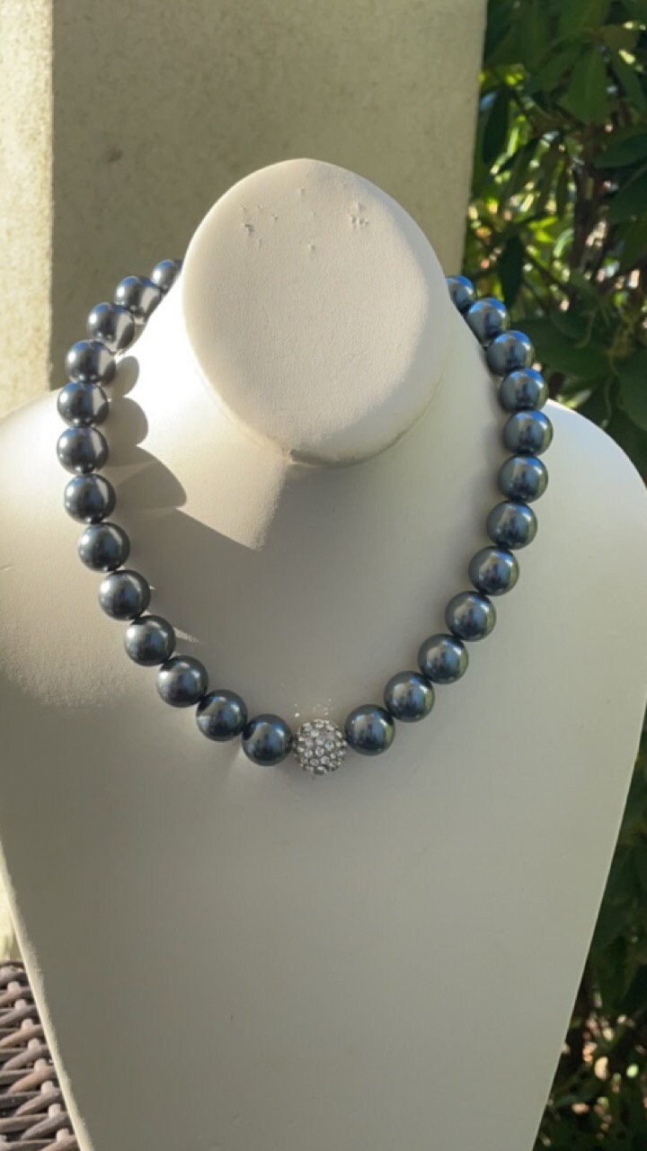 Wunderschöne Vintage Große Schwarze Kunstperlen Runde Perlen Mit Strasskugel, Die Glitzer Und Bling Verleiht von VeryVintageFinds
