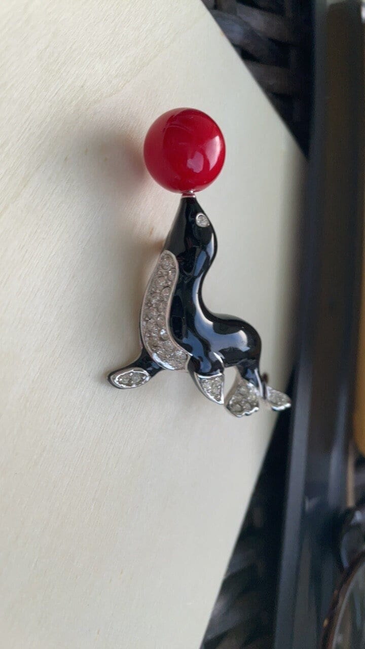 Wunderschöne Vintage Kenneth Jay Lane | Kjl Figurale Robben Brosche Schwarze Emaille Mit Strasssteinen Und Roter Kugel von VeryVintageFinds