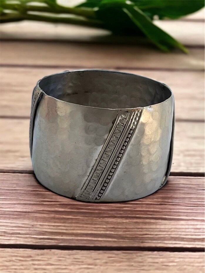Wunderschönes Vintage Manschettenarmband Aus Gehämmertem Metall Mit Einzigartigem Design - Silberfarbenes Von Stephan & Co von VeryVintageFinds