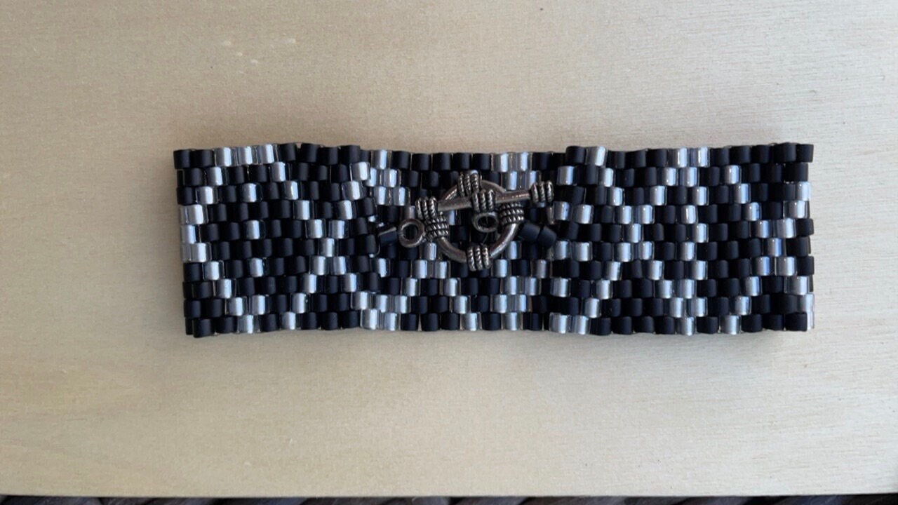 Atemberaubendes Vintage Silber Und Schwarzes Handgewebtes Perlenarmband Atemberaubendes Vintage Silber Und Schwarzes Handgewebtes Perlenarmband von VeryVintageFinds