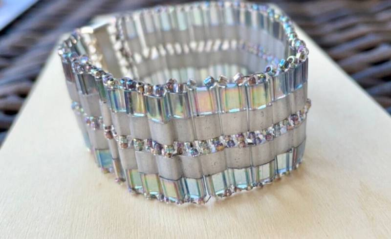 Atemberaubendes Vintage Silber Und Opaleszierendes Weißes Glasfliesen Handperlen Gewebtes Perlenarmband von VeryVintageFinds