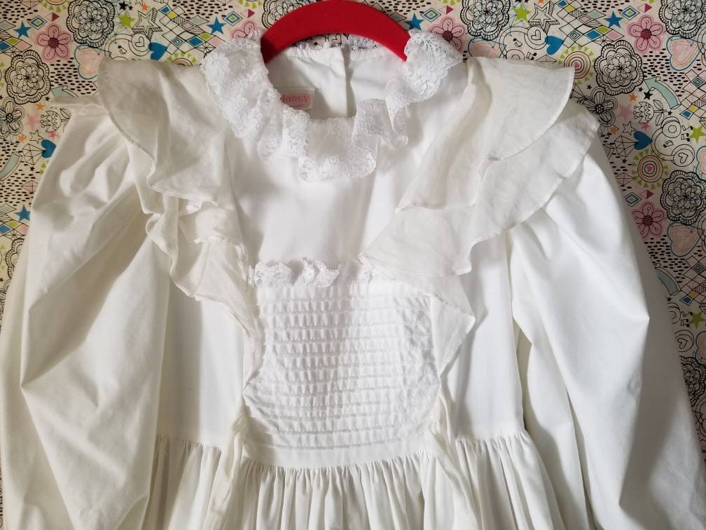 Wee Clancy Girls Gr. 7 Weißes Kleid Mit Spitzenkragen Und Lätzchen Peticoat Für Puffeffekt Halb Läuscht An Den Ellenbogen von VeryVintageVortex