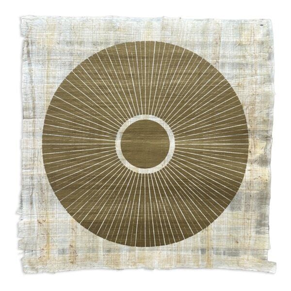 Veskor Cassiopeia CENTRAL SUN PAPYRUS Sonnen Linoldruck | 24 × 24 cm | Mediumgold auf natürlichem Papyrus-Papier von Veskor Cassiopeia