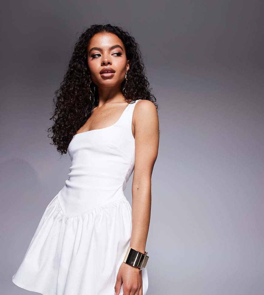 Vesper Petite - Skater-Minikleid aus Bengaline in Weiß mit eckigem Ausschnitt und tiefer Taille von Vesper Petite