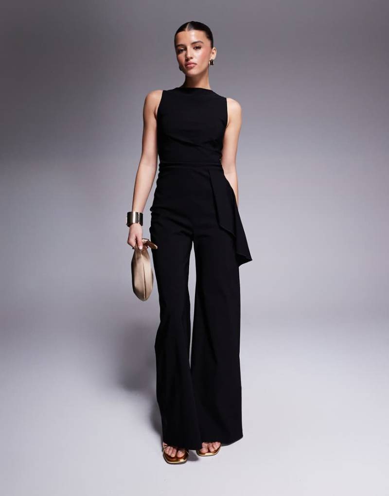 Vesper - Jumpsuit aus Bengaline in Schwarz mit seitlicher Drapierung und weitem Bein von Vesper