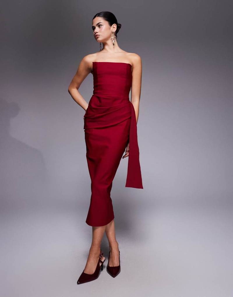 Vesper - Trägerloses Bengaline-Midikleid in Weinrot mit eckigem Ausschnitt und drapierter Vorderseite von Vesper