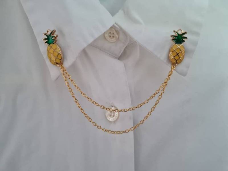 Ananas Kragen Nadel Kette Essen Shirt Clips Emaille Brosche Für Pullover Oder Cardigan Sommerferien Outfit Idee Ananas Kragen Nadel Kette Essen Shirt Clips Emaille Brosche Für Pullover Oder Cardigan Sommerferien Outfit Idee von Vesperto