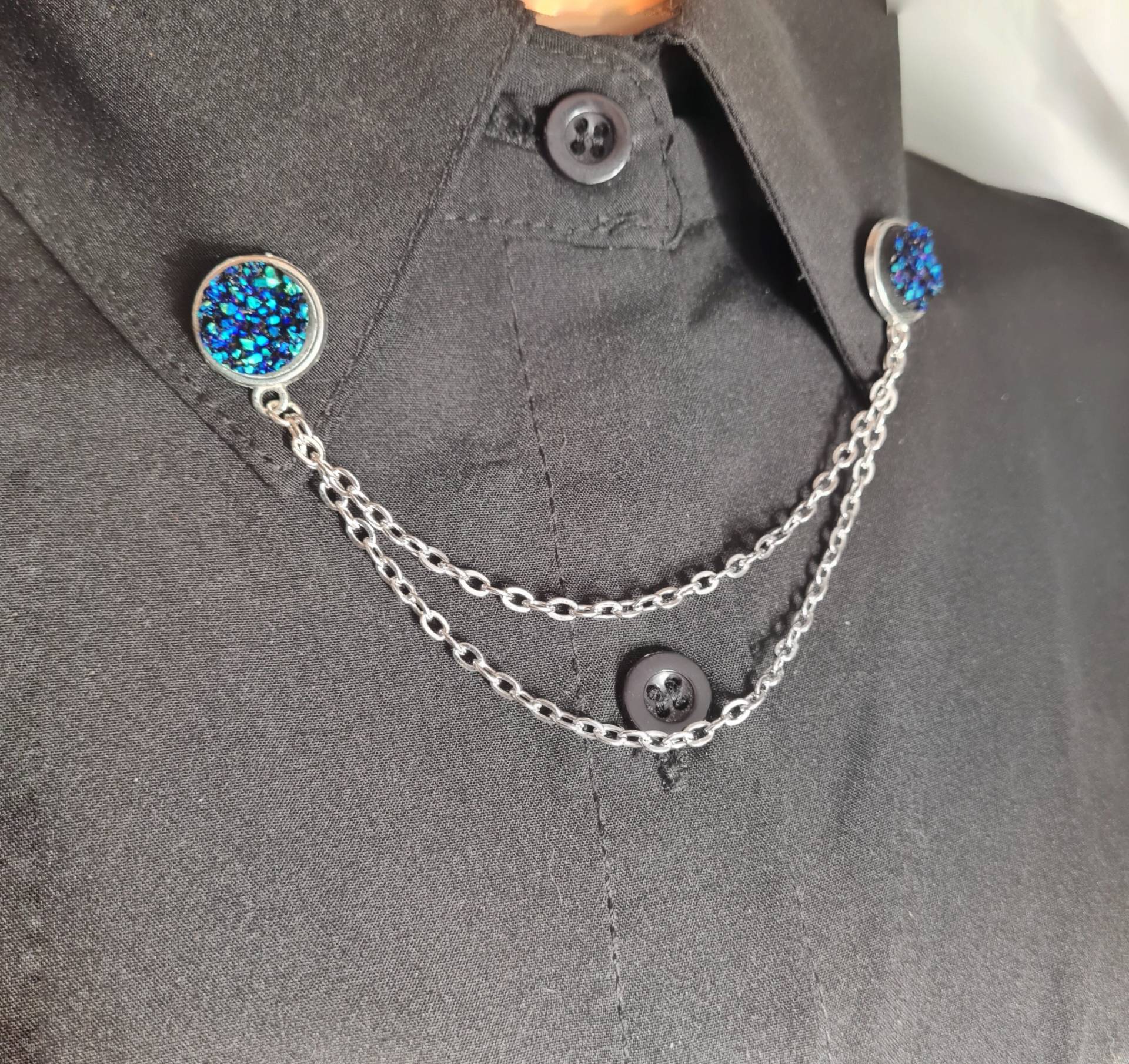 Blaue Druzy Kragenstifte, Harz, Funkelnd, Glänzend Erz, Doppelketten-Pullover-Clips, Runde Brosche, Damen-Accessoires, Hemdabzeichen Schuhjacke Blaue Druzy Kragenstifte, Harz, Funkelnd, Glänzend Erz, Doppelketten-Pullover-Clips, Runde Brosche, Damen-Accessoires, Hemdabzeichen Schuhjacke von Vesperto