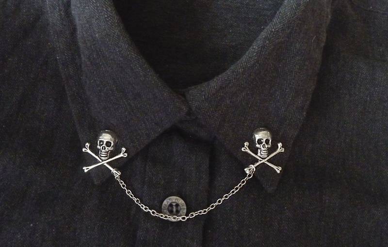 Totenkopf Kragen Pin Mit Kette Anstecknadeln Für Männer Crossbones Accessoires Pullover Wache Clips Pirat Geschenkidee Steampunk Geschenk Punk Goth von Vesperto