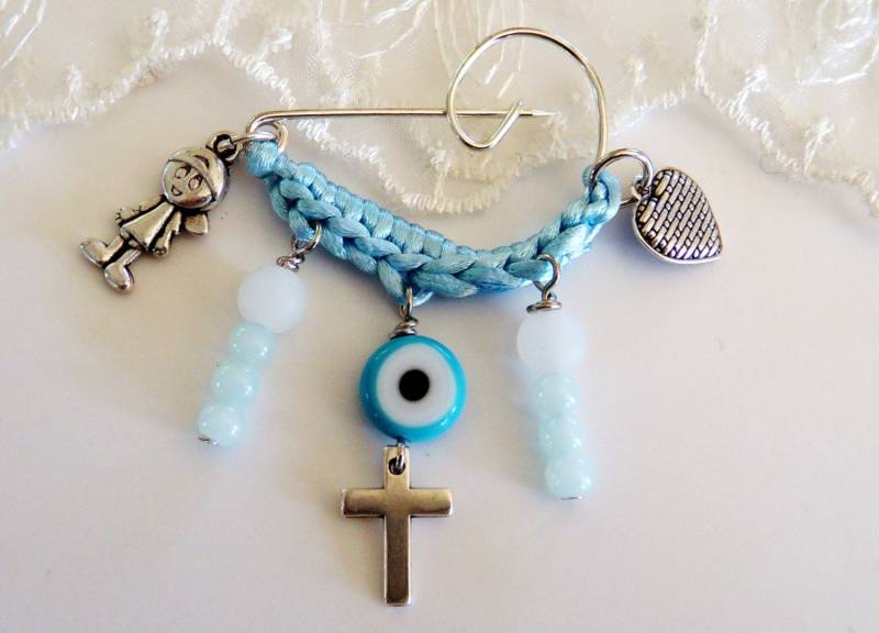 Neugeborenen Baby Sicherheitsnadel Brosche Viel Glück, Handgefertigte Pin, Schutz Vor Dem Bösen Auge Brosche, Shower Geschenk Mit 3 Anhängern - 1 von VessCrafts