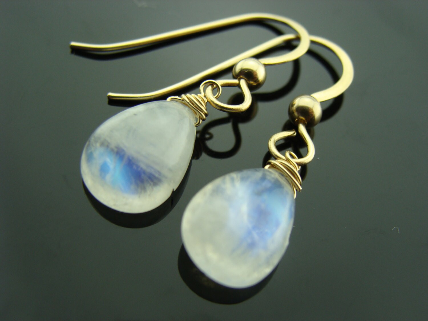 14K Solid Gold Petite Regenbogen Mondstein Tropfen Ohrringe Zierlicher Edelstein Schmuck Juni Birthstone Geschenk Für Sie von VestaJewelry