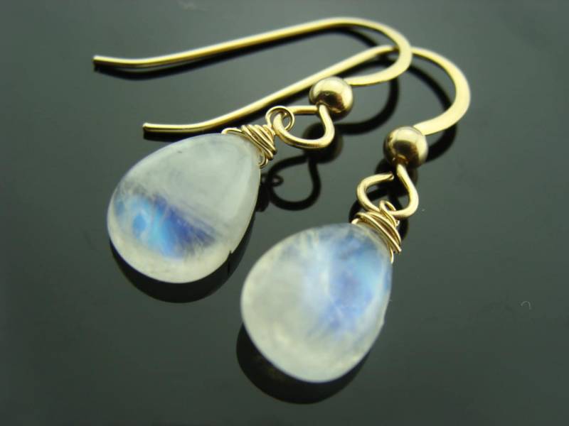 14K Solid Gold Petite Regenbogen Mondstein Tropfen Ohrringe Zierlicher Edelstein Schmuck Juni Birthstone Geschenk Für Sie von VestaJewelry