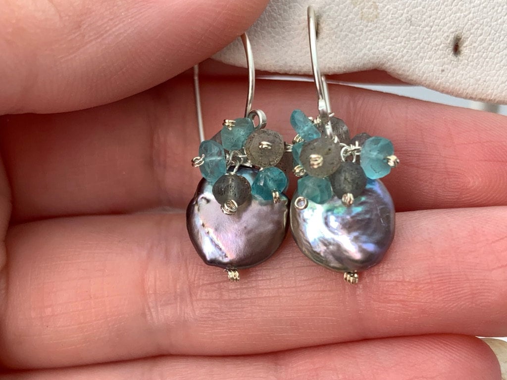 Apatit Labradorit Pfau Münzperlen Cluster Ohrringe 925 Sterling Silber Oder 14K Gold Filled von VestaJewelry