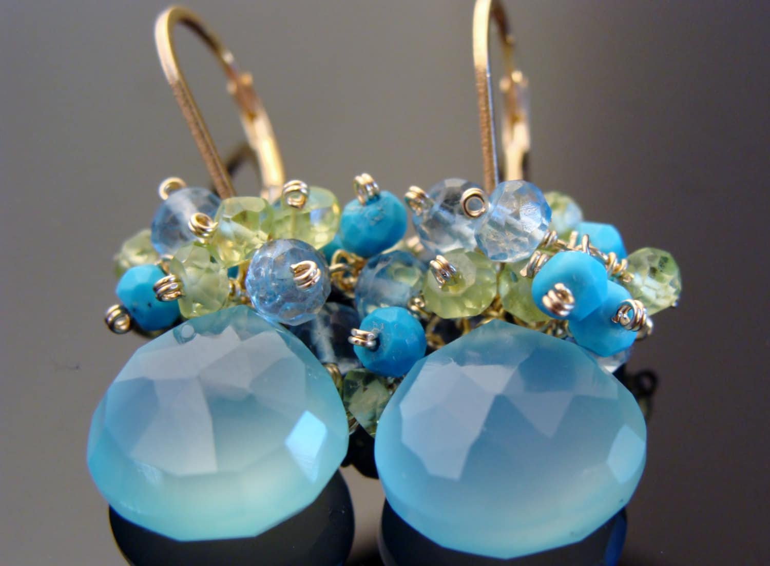 Aqua Blauer Chalcedon-Türkis-Apatit-Peridot-Cluster-Ohrringe 14K Gold Gefülltes 925 Sterlingsilber von VestaJewelry