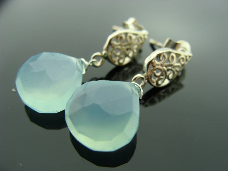 Aqua Blauer Chalcedon Ohrringe. 925 Sterling Silber Ohrstecker. Filigrane Edelstein Beiträge. Zierliche Ohrhänger Aqua Blauer Chalcedon Ohrringe. 925 Sterling Silber Ohrstecker. Filigrane Edelstein Beiträge. Zierliche Ohrhänger von VestaJewelry
