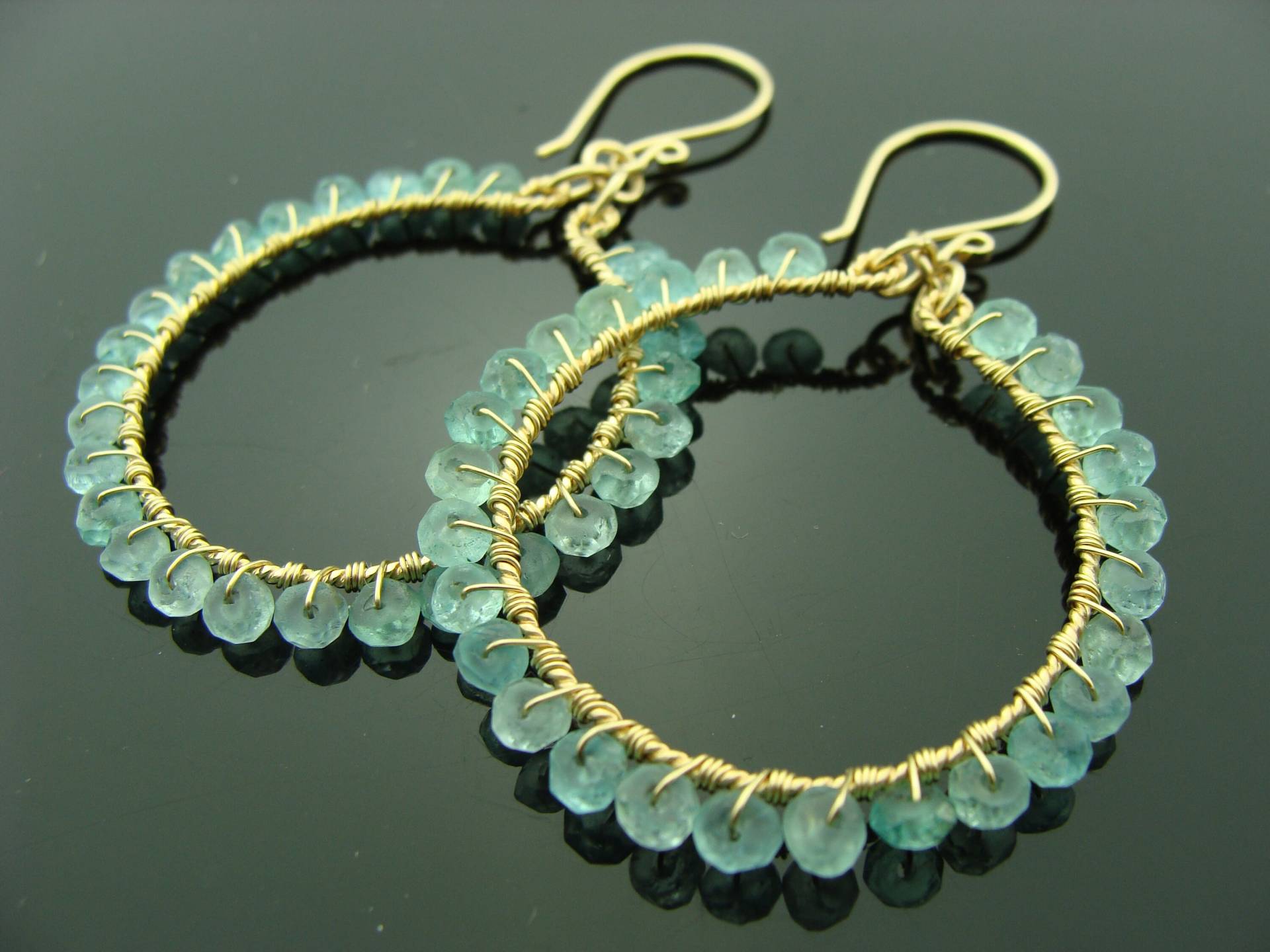 Blaue Apatit Creolen 14K Gold Gefüllt Geschenk Für Sie Handgemachte Edelstein Ohrringe Ozean Schmuck von VestaJewelry