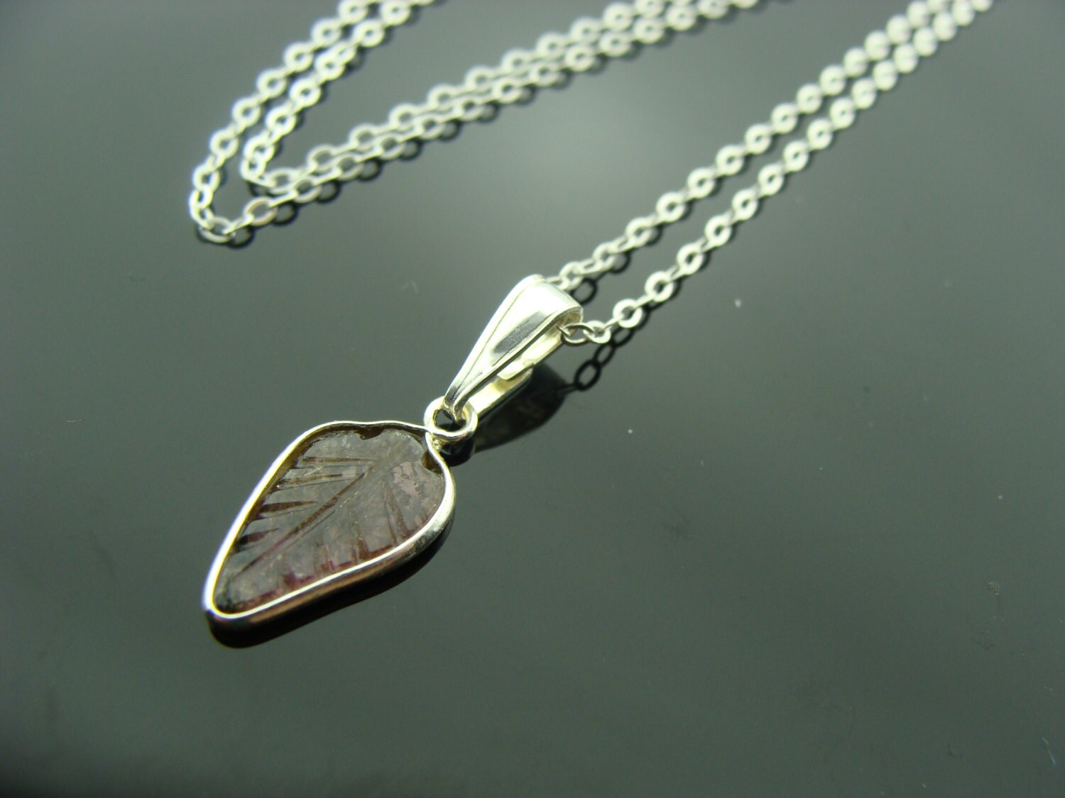 Echte Rosa Turmalin Geschnitzte Blatt-Anhänger-Halskette 925 Sterlingsilber Lünette Set Edelstein Oktober Birthstone Geschenk von VestaJewelry