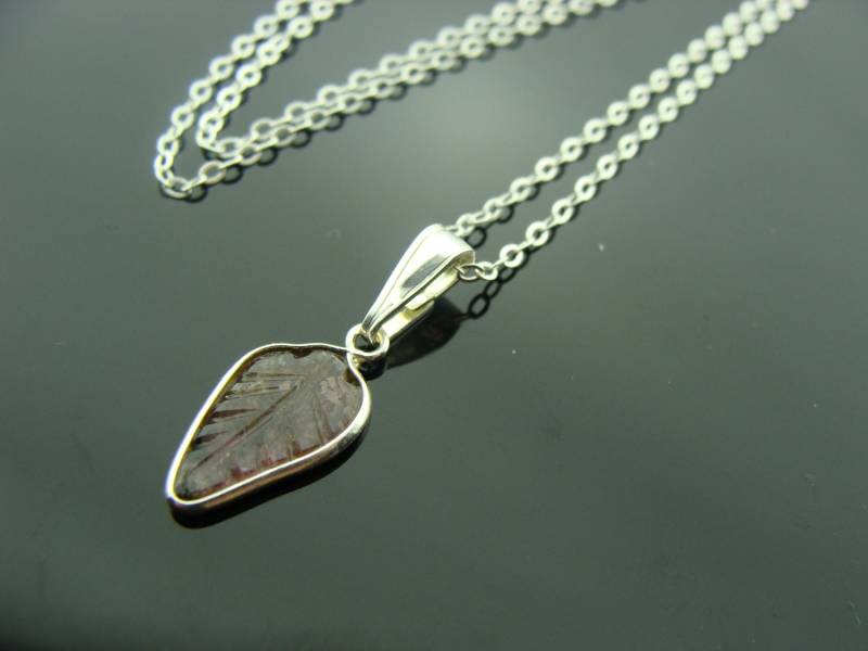 Echte Rosa Turmalin Geschnitzte Blatt-Anhänger-Halskette 925 Sterlingsilber Lünette Set Edelstein Oktober Birthstone Geschenk von VestaJewelry