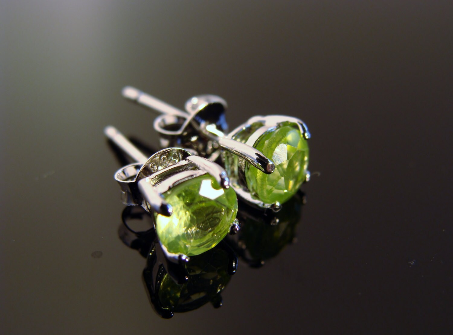 Echte Peridot Ohrstecker 5 Mm 925 Sterling Silber Natürlicher Grüner Edelstein Schmuck von VestaJewelry