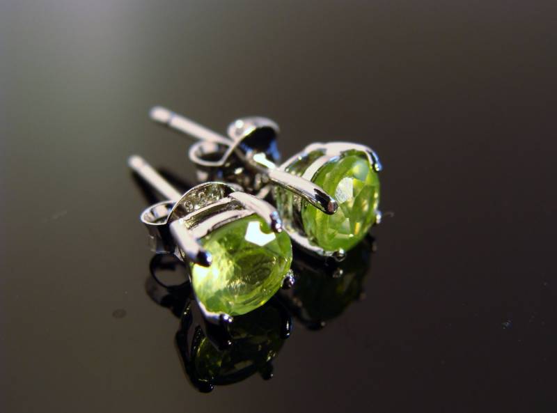 Echte Peridot Ohrstecker 5 Mm 925 Sterling Silber Natürlicher Grüner Edelstein Schmuck von VestaJewelry