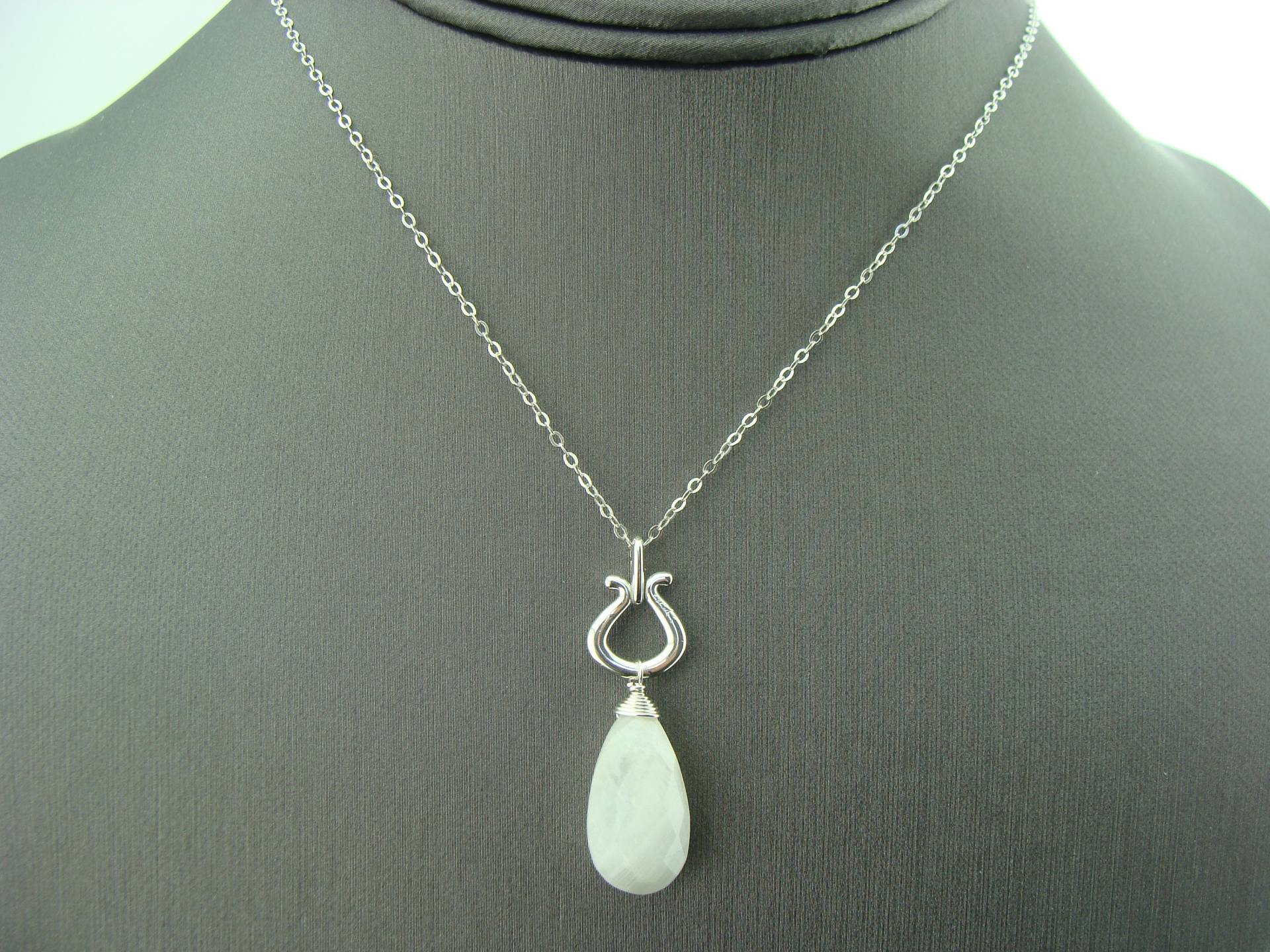 Facettierte Regenbogen Mondstein Tropfen Anhänger Halskette 925 Sterling Silber Juni Birthstone Schmuck Handgemachtes Geschenk Für Sie von VestaJewelry