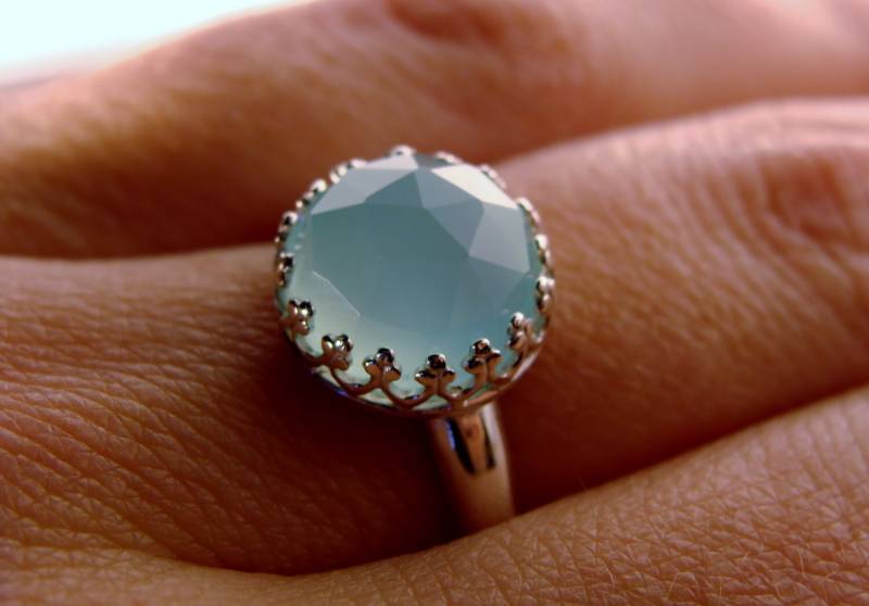 Facettierter Aqua Blue Chalcedon Ring 925 Sterlingsilber Bezel Set Edelstein Größe 7 Oder 8 von VestaJewelry