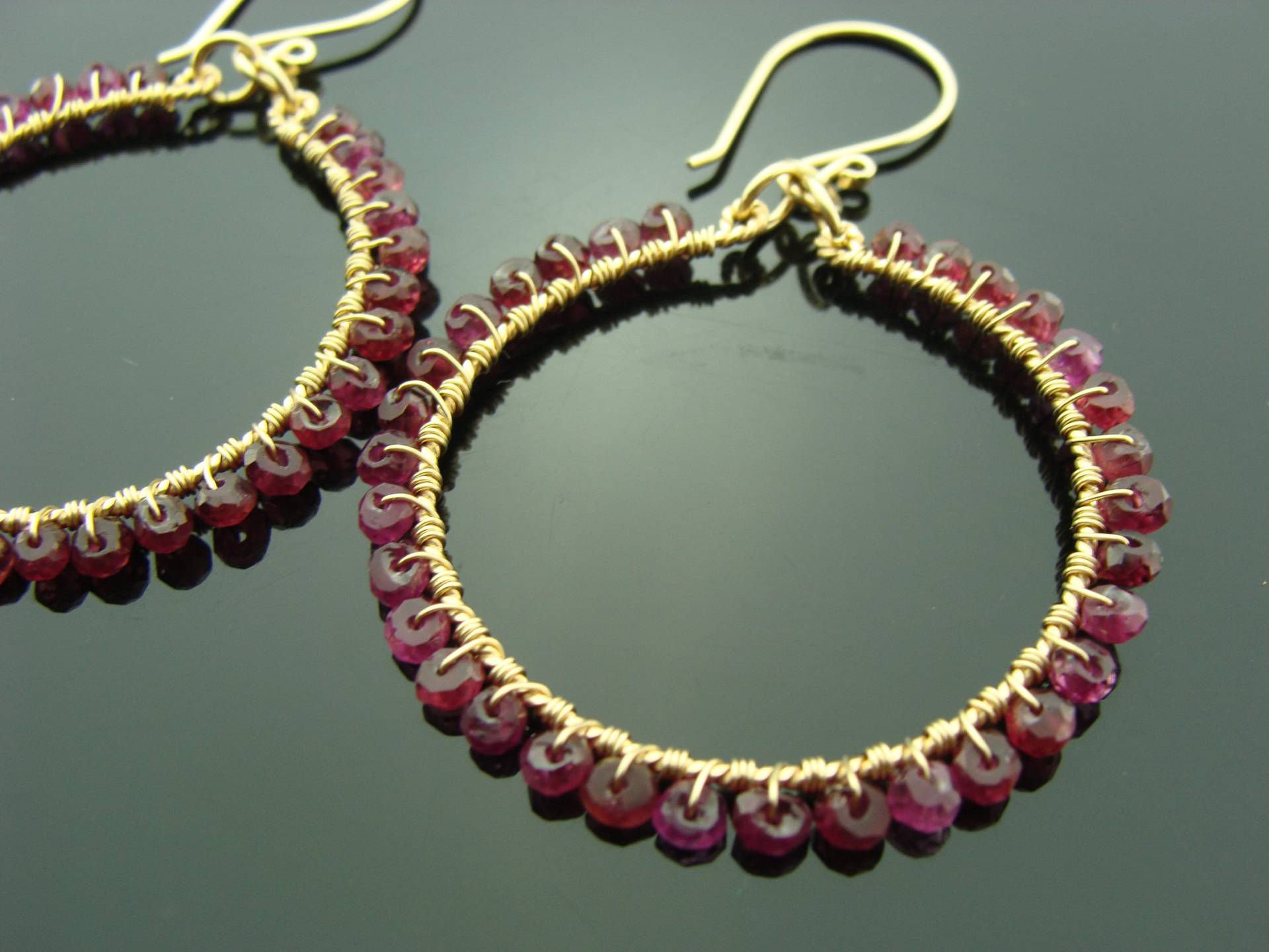 Granat-Creolen 14K Gold Gefüllte Edelstein-Creolen Januar Birthstone Schmuck Handgemachtes Geschenk Für Sie von VestaJewelry