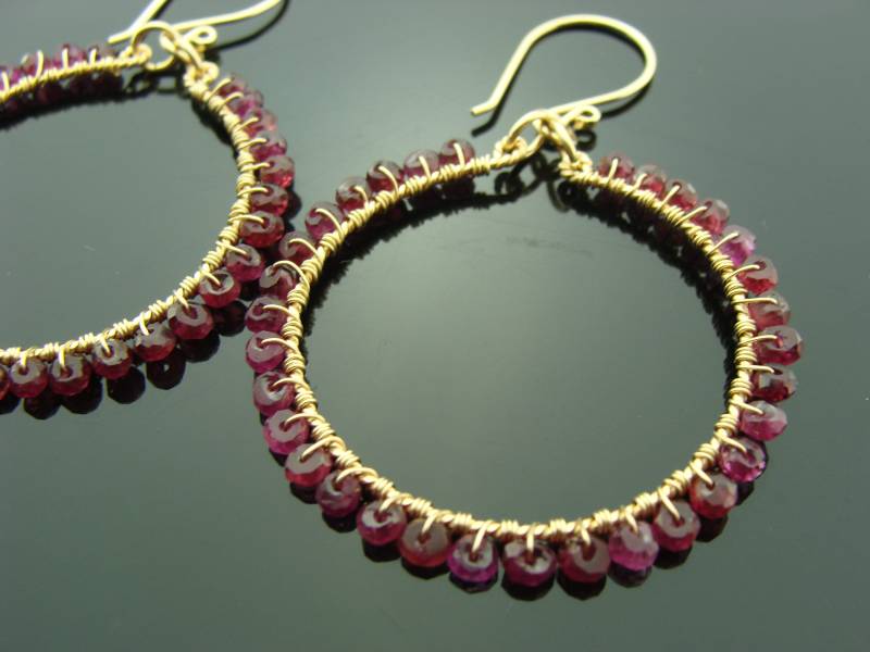 Granat-Creolen 14K Gold Gefüllte Edelstein-Creolen Januar Birthstone Schmuck Handgemachtes Geschenk Für Sie von VestaJewelry