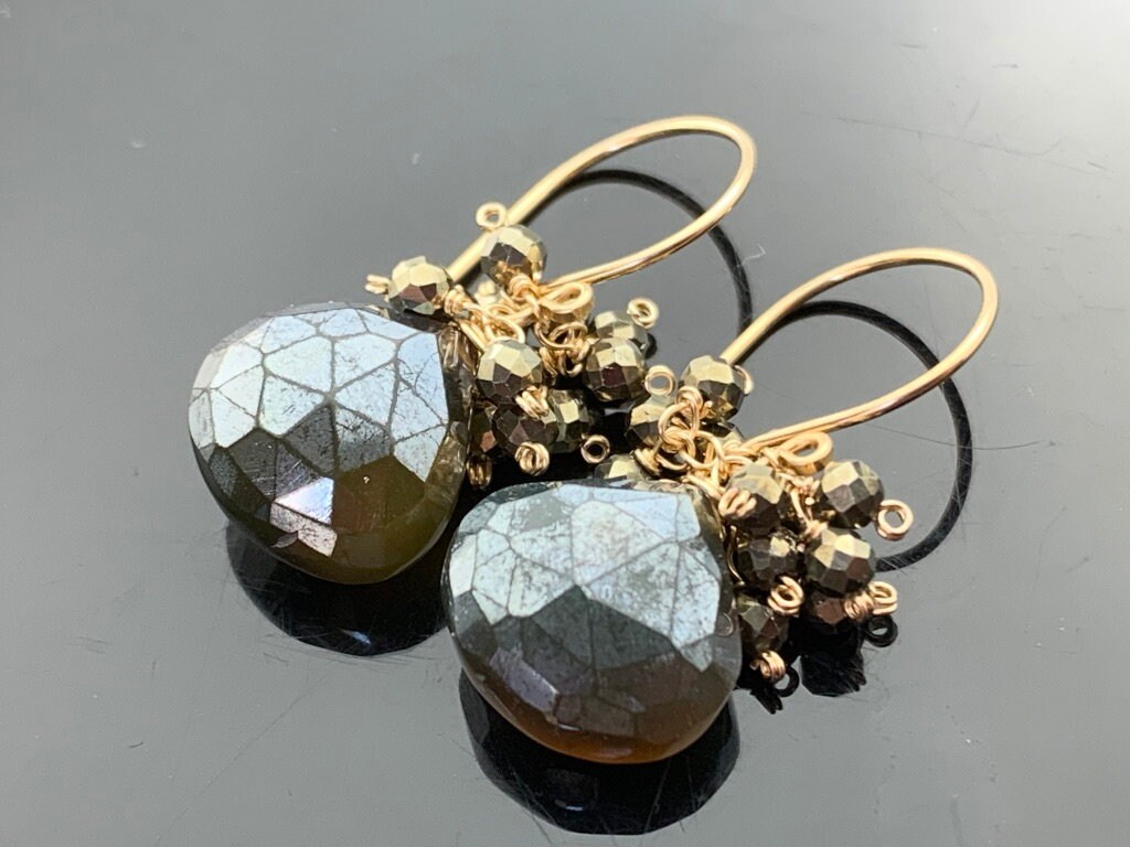 Grün Braune Chalcedon Ohrringe. Pyrit Tropfen. 14K Gold Filled Ohrhänger. Erdiger Edelsteinschmuck von VestaJewelry