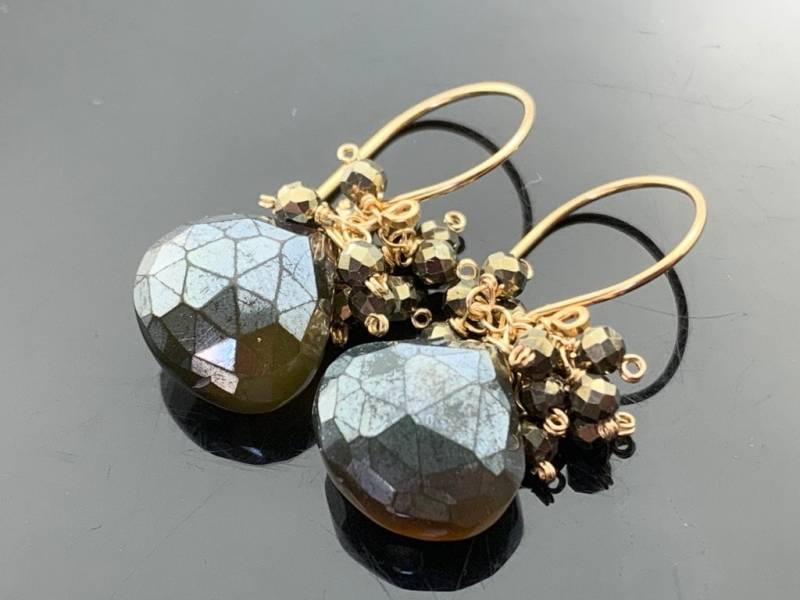Grün Braune Chalcedon Ohrringe. Pyrit Tropfen. 14K Gold Filled Ohrhänger. Erdiger Edelsteinschmuck von VestaJewelry