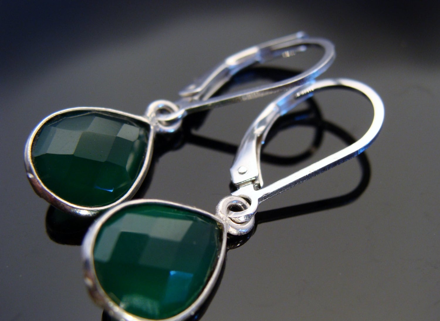 Grüne Onyx Ohrringe Bezel Set Edelsteine 925 Sterling Silber Leverback Baumelt Natursteinschmuck von VestaJewelry