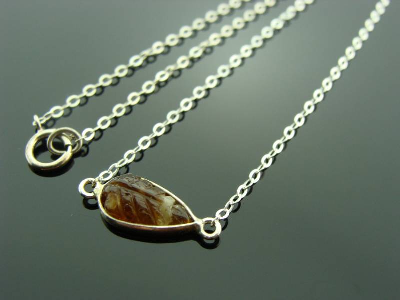 Hellbraune Turmalin Blatt Halskette Geschnitzter Edelstein in Lünette Set Sterling Silber Natur Anhänger Handgemachtes Geschenk Für Sie von VestaJewelry