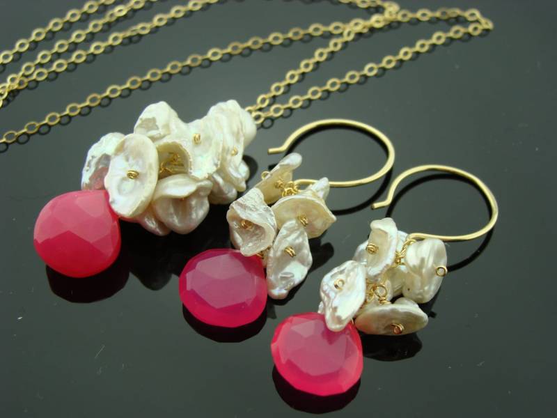 Pink Chalcedon Keshi Perle Set 14K Gold Filled Ohrringe Halskette von VestaJewelry