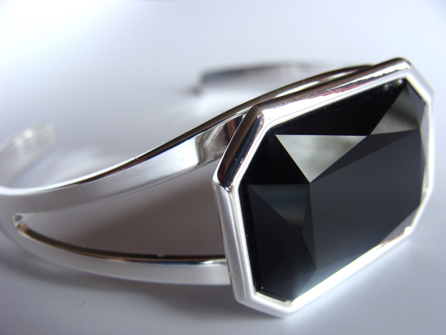 Und Schwarzes Swarovski-Kristallarmband. Große Stein Armspange. Mutige Statement Schmuck. Verstellbare Manschette von VestaJewelry