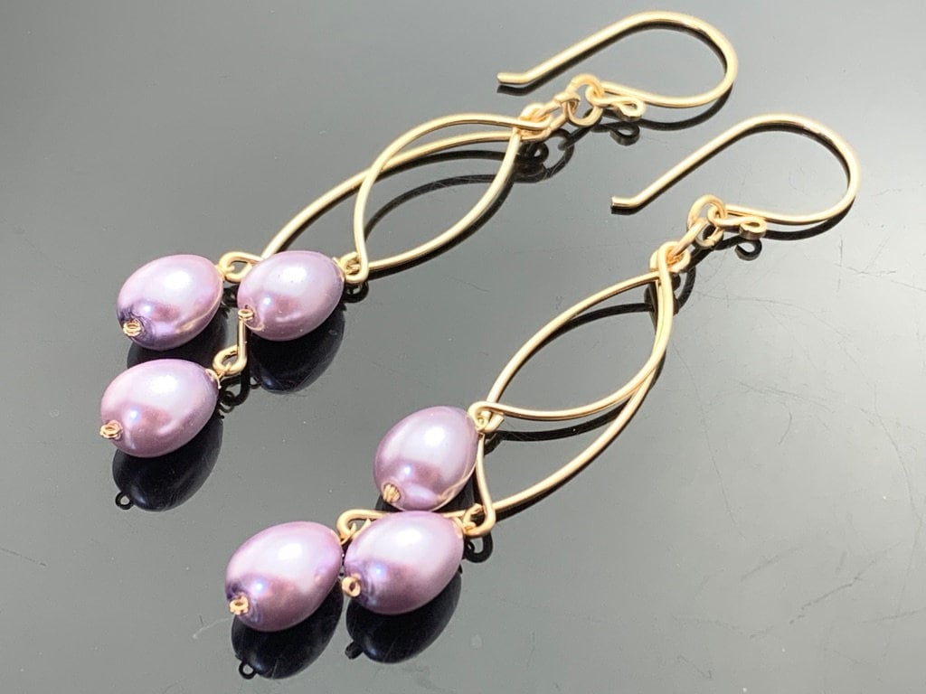 Lange Lila Perlenleuchter-Ohrringe 14K Gold Gefüllt Eleganter Statement-Brautschmuck von VestaJewelry