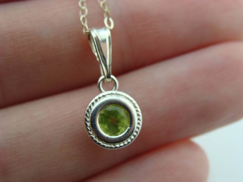 Peridot Anhänger Halskette Minimalist Bezel Set 925 Sterling Silber Grüner Edelstein Schmuck von VestaJewelry