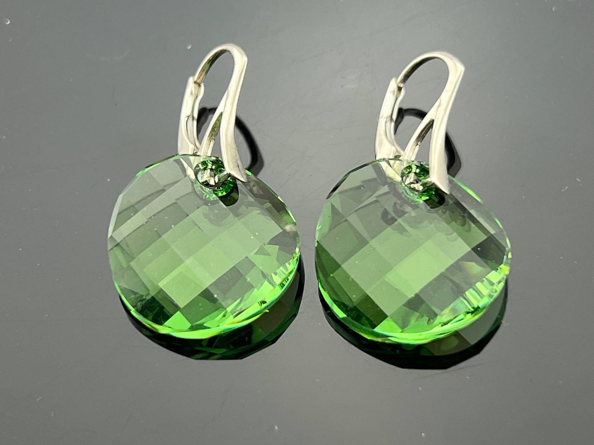 Peridot Swarovski Disc Ohrringe. 925 Sterling Silber Ohrhaken. Grüne Kristall Ohrhänger. August Geburtsstein Schmuck von VestaJewelry