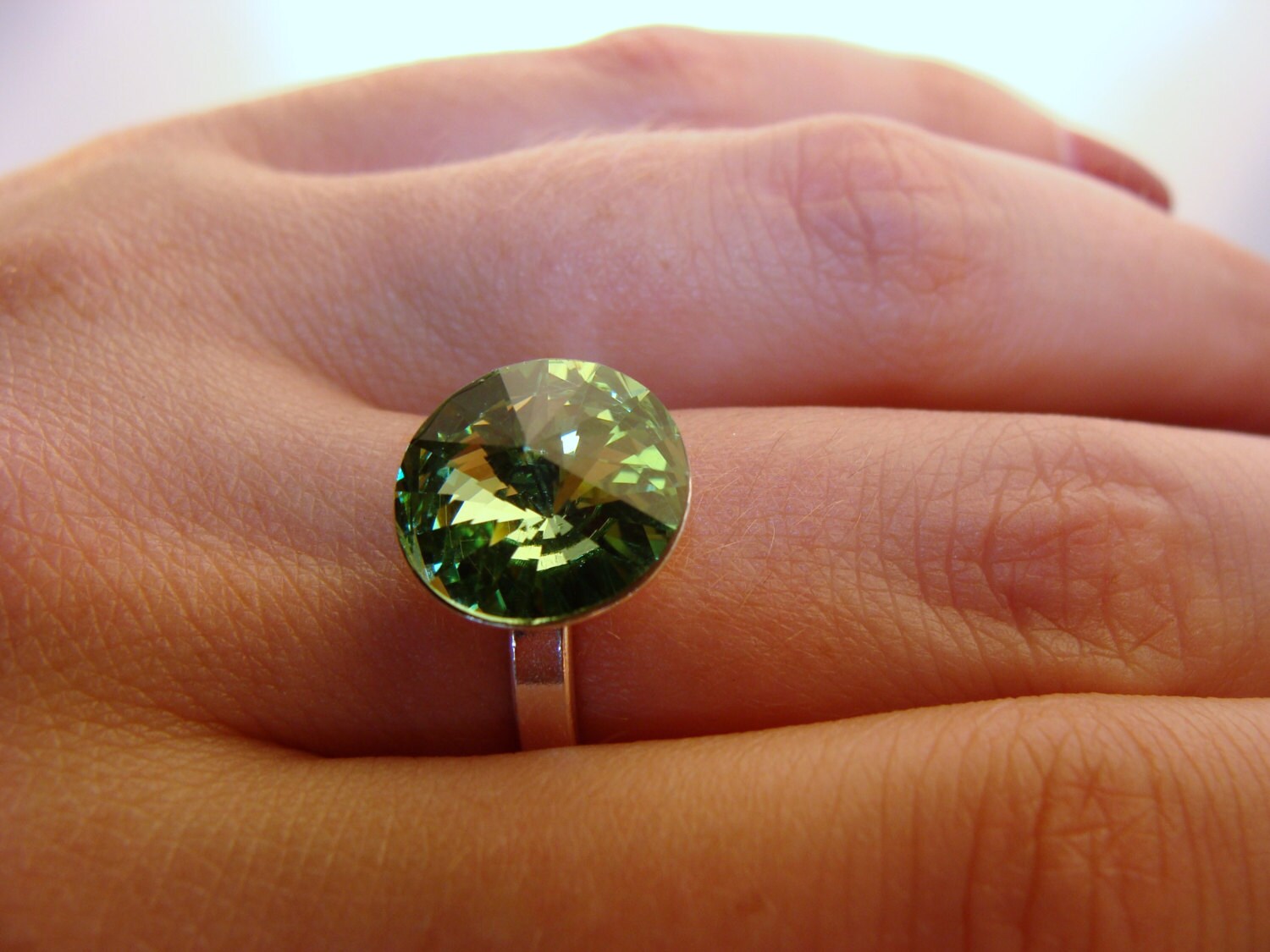 Peridot Swarovski Ring 12 Mm Rivoli-Kristall Sterling Silber Größe 7, 5 Grüner Funkel-Schmuck von VestaJewelry