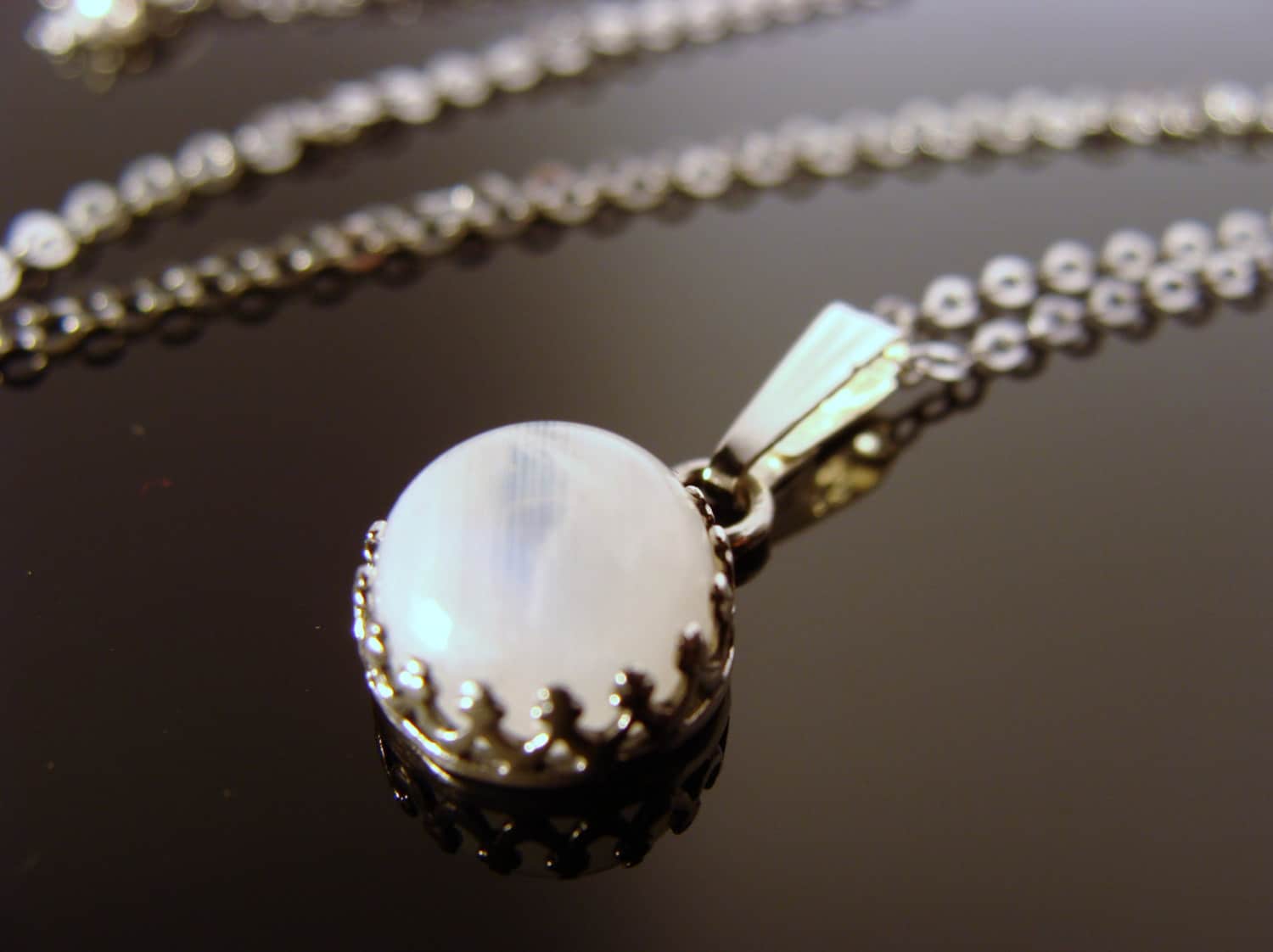 Regenbogen Mondstein Anhänger Bezel Set Edelstein 925 Sterling Silber Zierliche Halskette von VestaJewelry