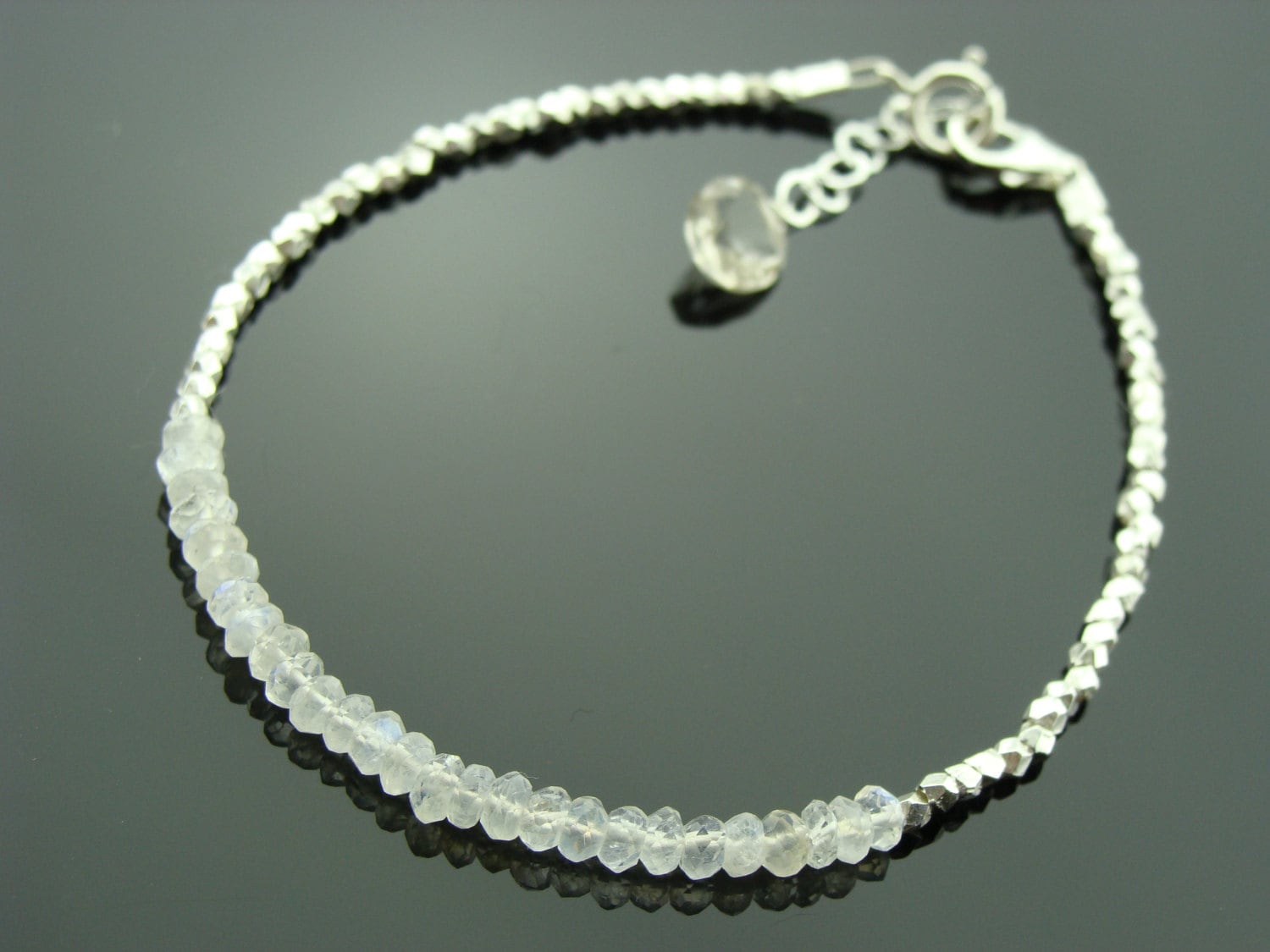 Regenbogen Mondstein Armband 925 Sterling Silber Zierlicher Edelstein Schmuck Juni Birthstone Geschenk Für Sie von VestaJewelry