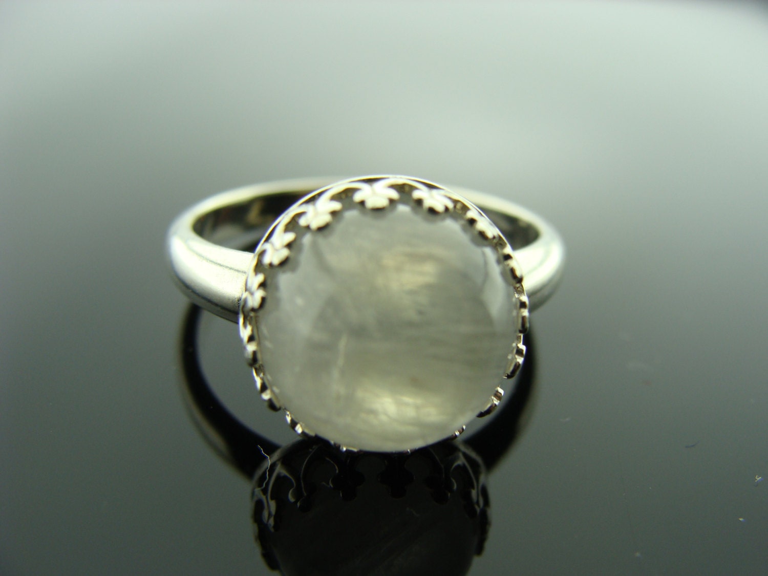 Regenbogen Mondstein Lünette Set Ring 925 Sterlingsilber Größe 7 Oder 8 Juni Birthstone Geschenk Boho Edelstein Für Sie von VestaJewelry