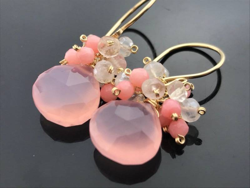 Rosa Chalcedon, Weiße Perle Chalcedon & Rosa Koralle 14K Gold Filled Oder Sterling Silber Ohrringe Facettierte Edelsteincluster Geschenk Für Sie von VestaJewelry