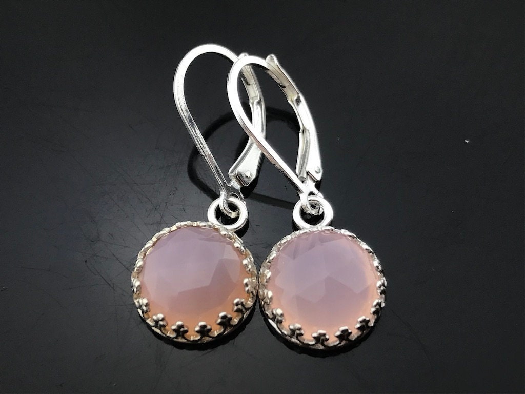 Rose Cut Pink Chalcedon Bezel Set Ohrringe 925 Sterlingsilber Brisuren Weiches Pastell-Edelstein-Geschenk Für Sie von VestaJewelry
