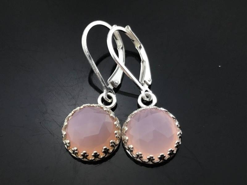 Rose Cut Pink Chalcedon Bezel Set Ohrringe 925 Sterlingsilber Brisuren Weiches Pastell-Edelstein-Geschenk Für Sie von VestaJewelry
