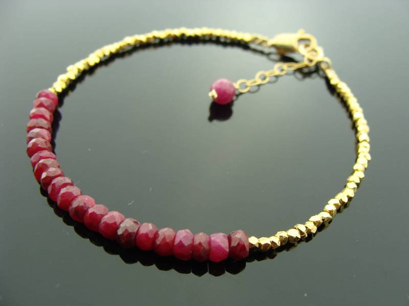 Rubin 14K Gold Gefüllte Vermeil Armband , Hill Tribe Schmuck, Luxe Rot Edelstein Geschenk Für Sie von VestaJewelry