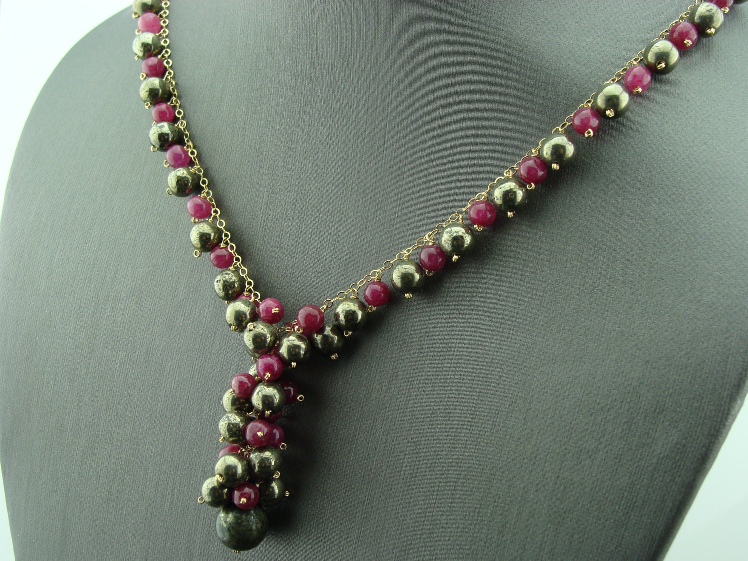 Rubin - Und Pyrit-Cluster-Set 14K Gold Gefüllte Halskette & Ohrringe Luxe-Edelsteingeschenk Handgefertigtes Schmuckset Für Sie von VestaJewelry