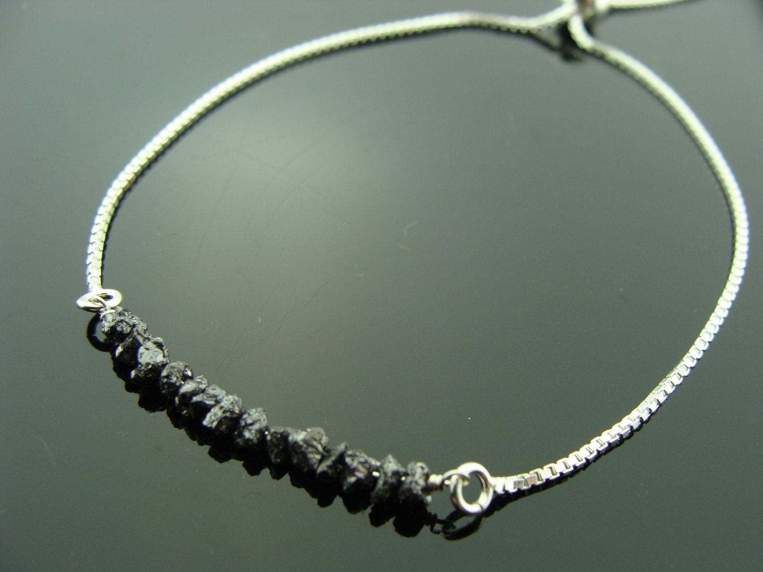 Schwarzer Diamant Roher Ungeschliffener Stein Verstellbares Quastenarmband Sterlingsilber Geschenk Für Sie Handgemachter Schmuck von VestaJewelry