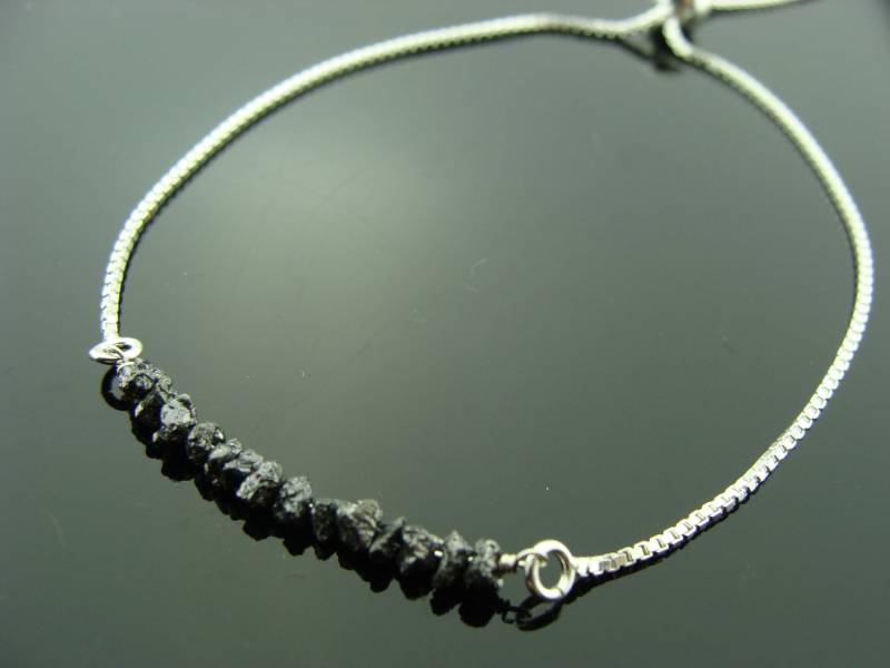 Schwarzer Diamant Roher Ungeschliffener Stein Verstellbares Quastenarmband Sterlingsilber Geschenk Für Sie Handgemachter Schmuck von VestaJewelry